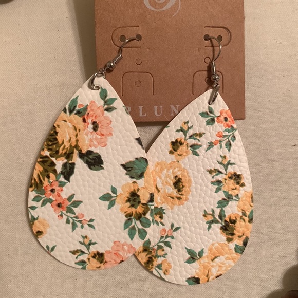 Plunder Necklace and Earring set - Picture 5 of 9